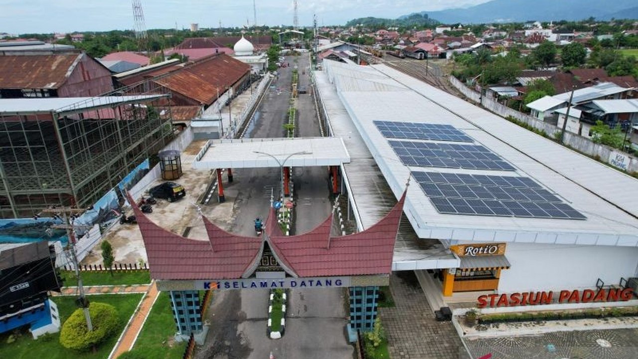 PT Kereta Api Indonesia Divisi Regional II Sumatera Barat resmi menggunakan Pembangkit Listrik Tenaga Surya (PLTS) di Stasiun Padang, mengurangi emisi karbon dan menjadi pionir energi hijau di sektor transportasi publik.