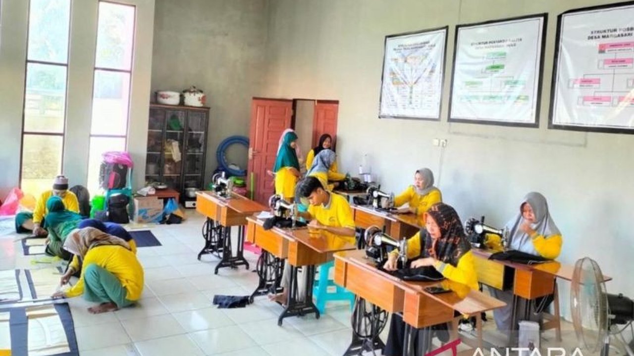 BLK Kalsel meluncurkan program Mobile Training Unit (MTU) yang akan memberikan pelatihan keterampilan kepada 192 warga di 13 kabupaten/kota di Kalimantan Selatan pada tahun 2025, guna meningkatkan perekonomian daerah.