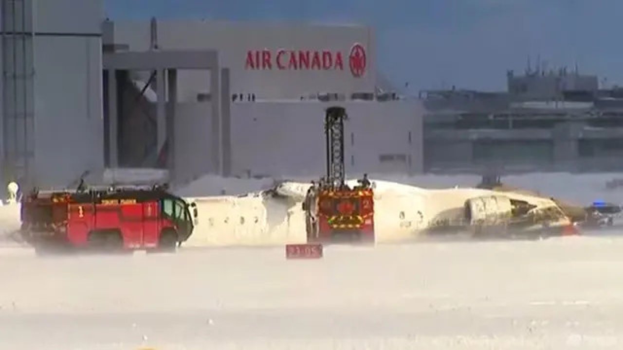 Gambar yang diambil dari video yang disediakan oleh CTV ini menunjukkan petugas tanggap darurat di Bandara Toronto Pearson setelah kecelakaan pesawat pada Senin, (17/2/2025). (Dok. AP/CTV)