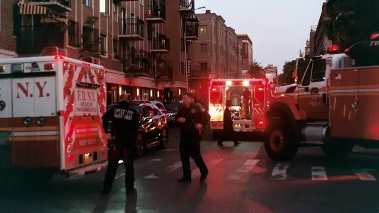 Ilustrasi penyelamatan dalam insiden kecelakaan bus (Unsplash/isaac n)