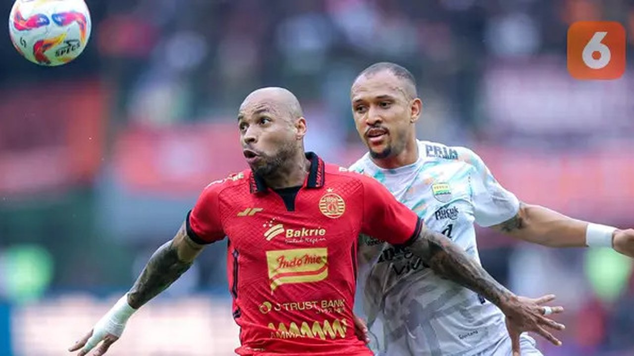 Pemain Persija Jakarta, Gustavo Almeida (kiri) berebut bola dengan pemain Persib Bandung, Gustavo Franca dalam laga lanjutan BRI Liga 1 2024/2025 di Stadion Patriot Candrabhaga, Bekasi, Mingg