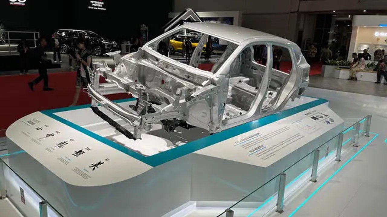 Rangka mobil yang diduga sasis Suzuki Fronx di IIMS 2025. (Liputan6.com / Septian Pamungkas)