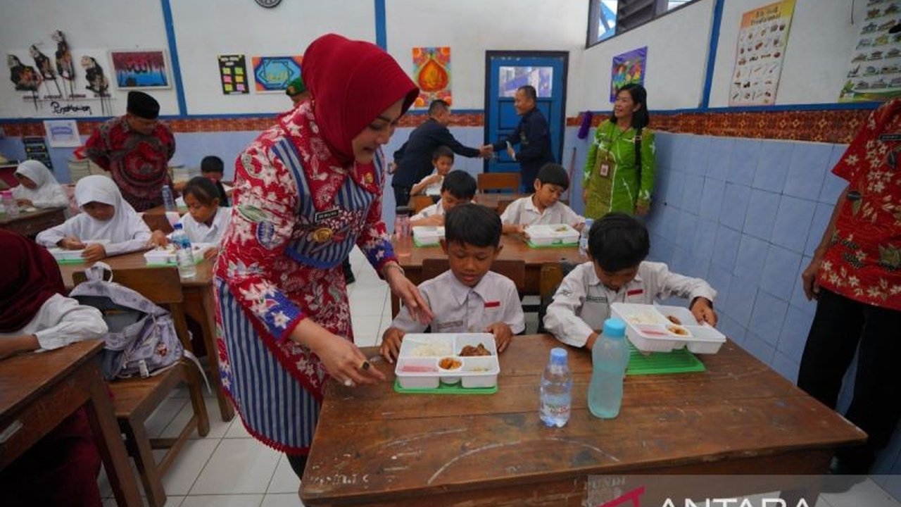 Pemerintah Kabupaten Klaten memulai uji coba program Makan Bergizi Gratis (MBG) di SDN 1 Prambanan dan SMPN 4 Klaten, menyasar 879 siswa dengan menu bergizi seharga Rp10.000 per porsi, sebagai langkah awal sebelum implementasi penuh pada APBD 2025.