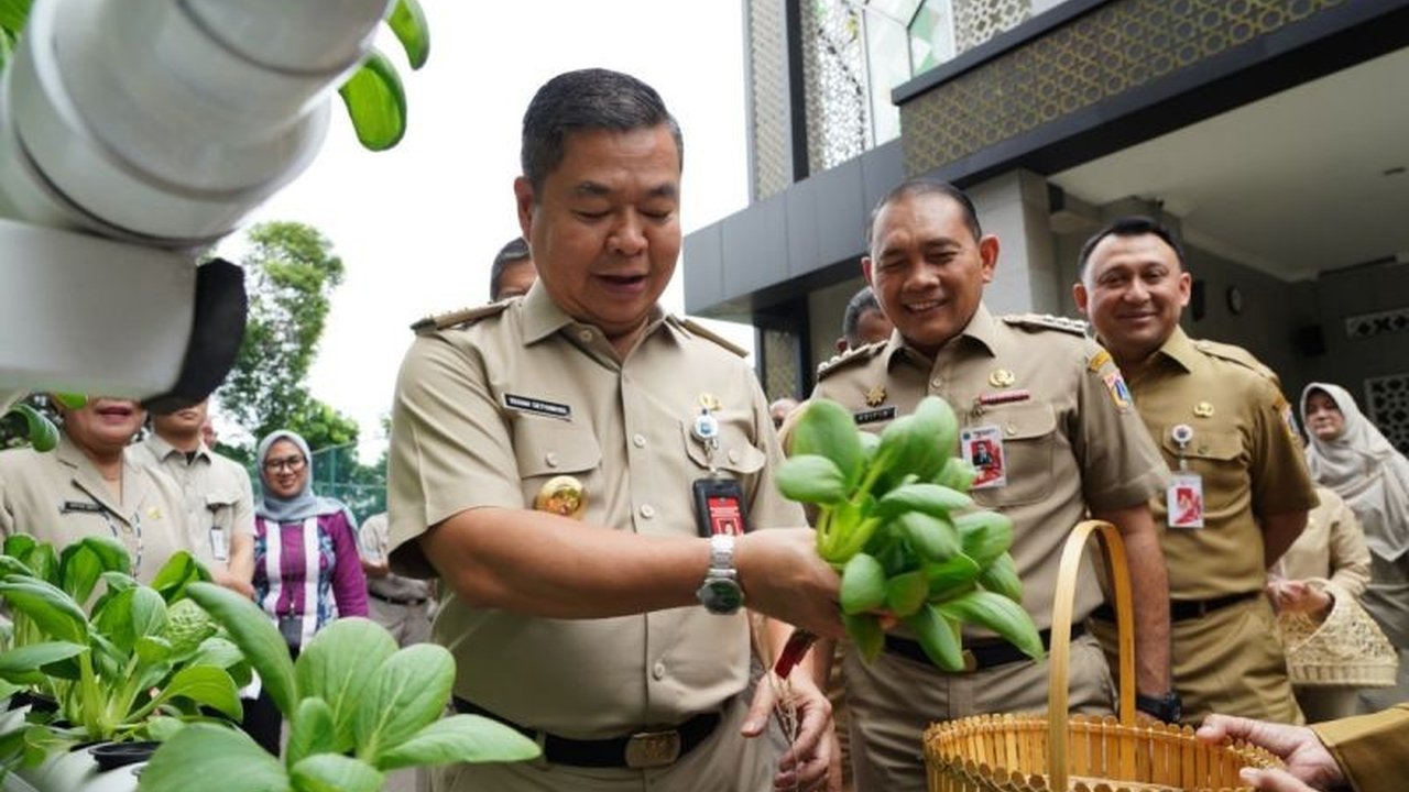 Pemerintah Kota Administrasi Jakarta Pusat kembali menggiatkan program bank sampah di seluruh RW untuk meningkatkan pengelolaan sampah dan mendukung ketahanan pangan kota.