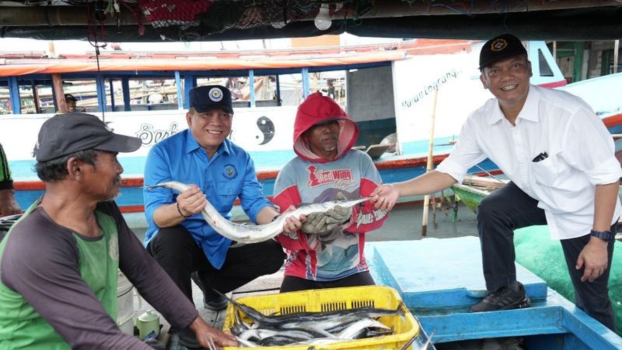 Kementerian Kelautan dan Perikanan (KKP) meningkatkan perlindungan dan pemberdayaan nelayan melalui berbagai program, termasuk penyelesaian kasus hukum dan pelatihan, serta pembentukan direktorat khusus.