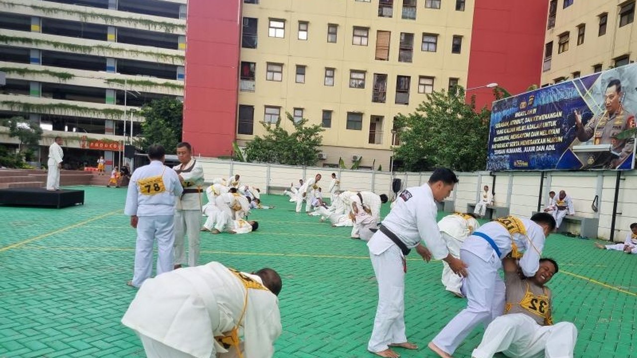 Polres Metro Jakarta Barat menggelar tes bela diri praktis bagi seluruh personelnya pada Februari 2025 untuk meningkatkan kemampuan dan kesiapsiagaan dalam menghadapi berbagai ancaman di lapangan.