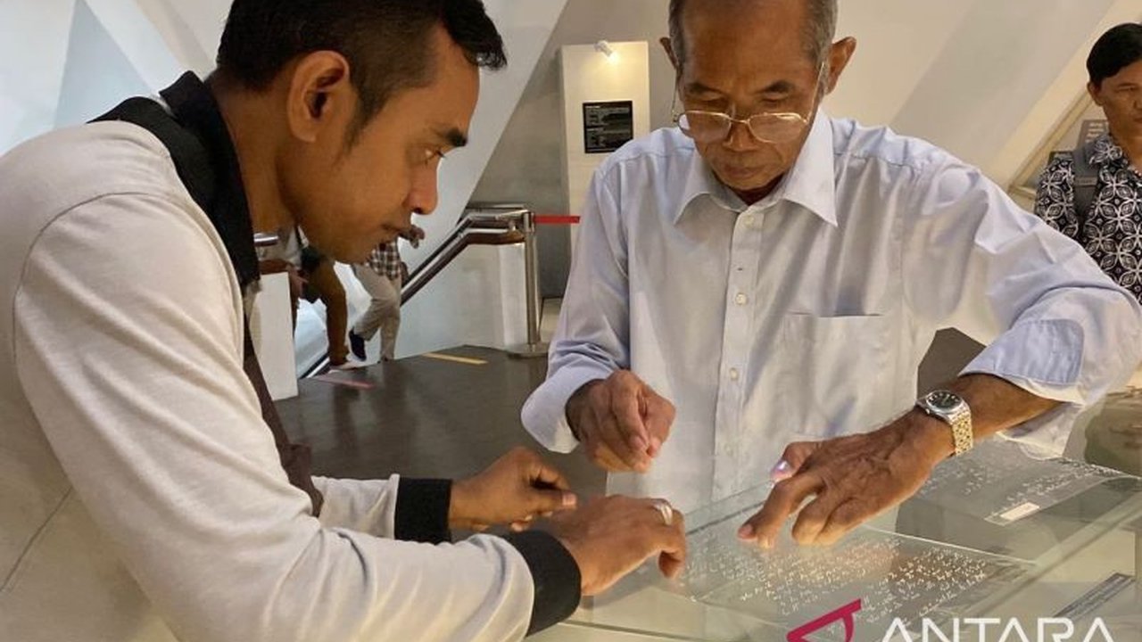 Surabaya Tingkatkan Aksesibilitas Museum dengan Huruf Braille di Tugu Pahlawan