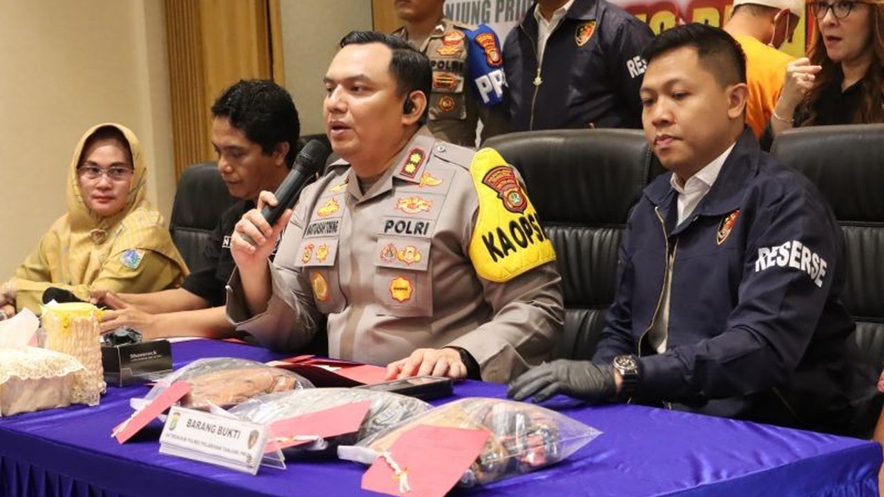 Polres Pelabuhan Tanjung Priok mengungkap kasus perdagangan orang di Jakarta Utara, dengan 16 korban perempuan dari Jawa Barat dan Jawa Tengah, dan dua pelaku yang meraup keuntungan hingga Rp1 miliar.