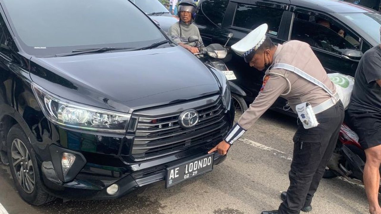 Satlantas Polres Ponorogo, bersama Bapenda Jatim dan Jasa Raharja, menggelar razia gabungan yang berhasil menindak 25 kendaraan yang melanggar lalu lintas dan 20 kendaraan yang menunggak pajak, serta menemukan pelat nomor modifikasi.