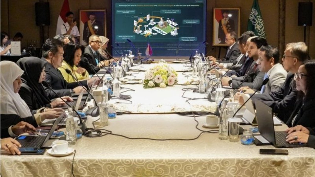 Wakil Menteri Pelindungan Pekerja Migran Indonesia (P2MI) bertemu dengan Musaned Arab Saudi untuk membahas kembali penempatan pekerja migran Indonesia (PMI) di sektor domestik, dengan fokus pada verifikasi sistem dan peningkatan perlindungan pekerja.