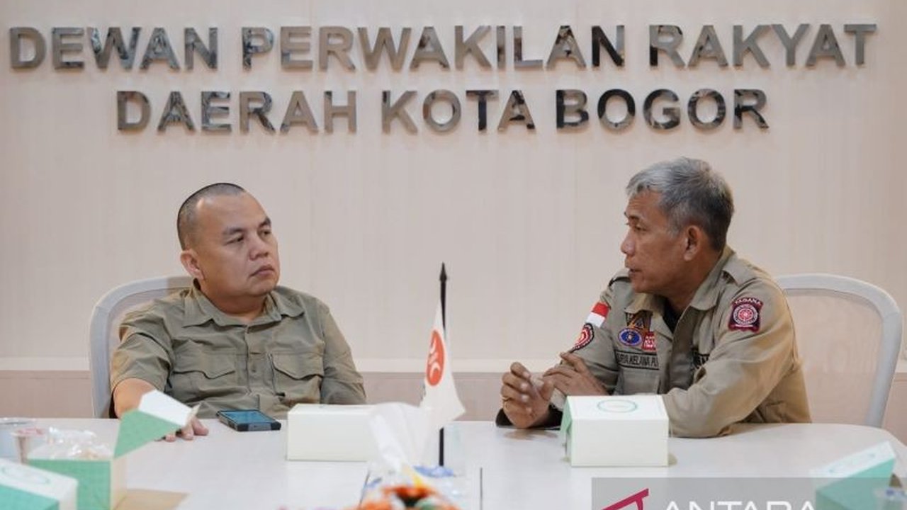 Ketua DPRD Kota Bogor, Adityawarman Adil, membahas penguatan peran Taruna Siaga Bencana (Tagana) dalam penanggulangan bencana di Kota Bogor, termasuk dukungan pengadaan mobil ambulans untuk optimalisasi kinerja.