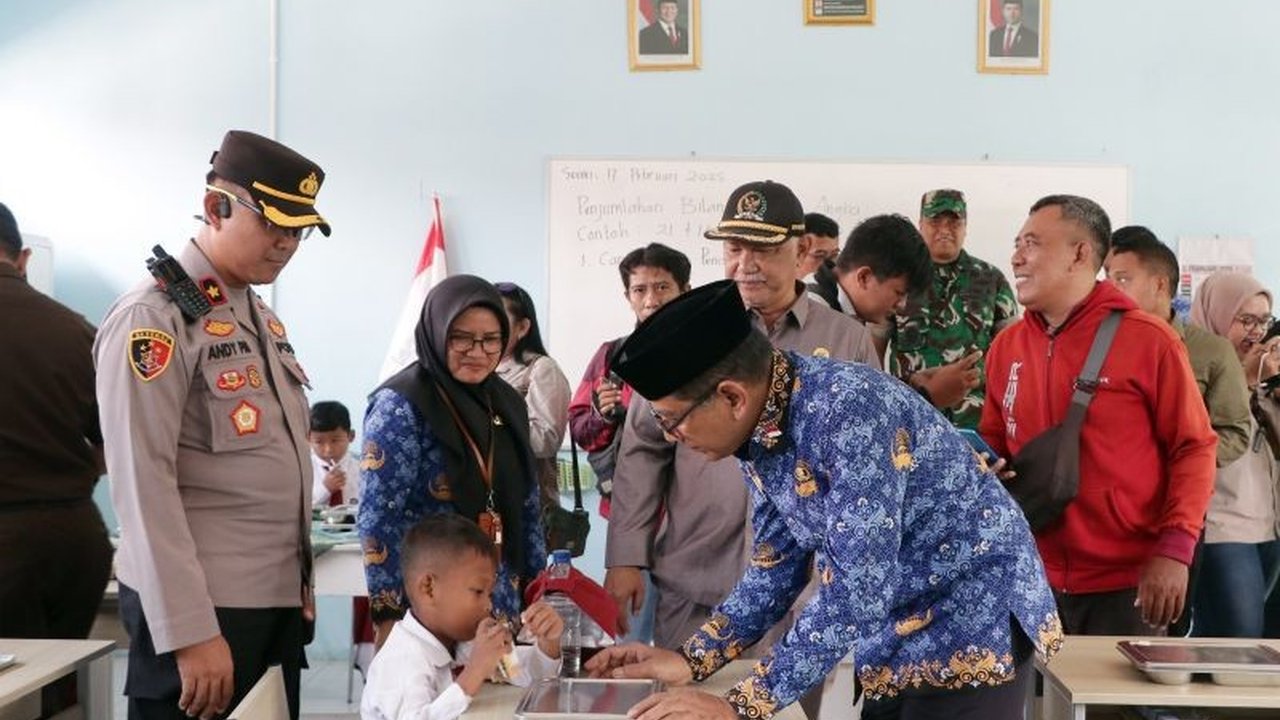 Satuan Pelayanan Pemenuhan Gizi (SPPG) Kodim 0805 Ngawi meluncurkan Program Makan Bergizi Gratis (MBG) di 28 sekolah, menyasar 2.815 anak dari tingkat TK hingga SMA, dengan dukungan penuh dari Pemkab Ngawi.
