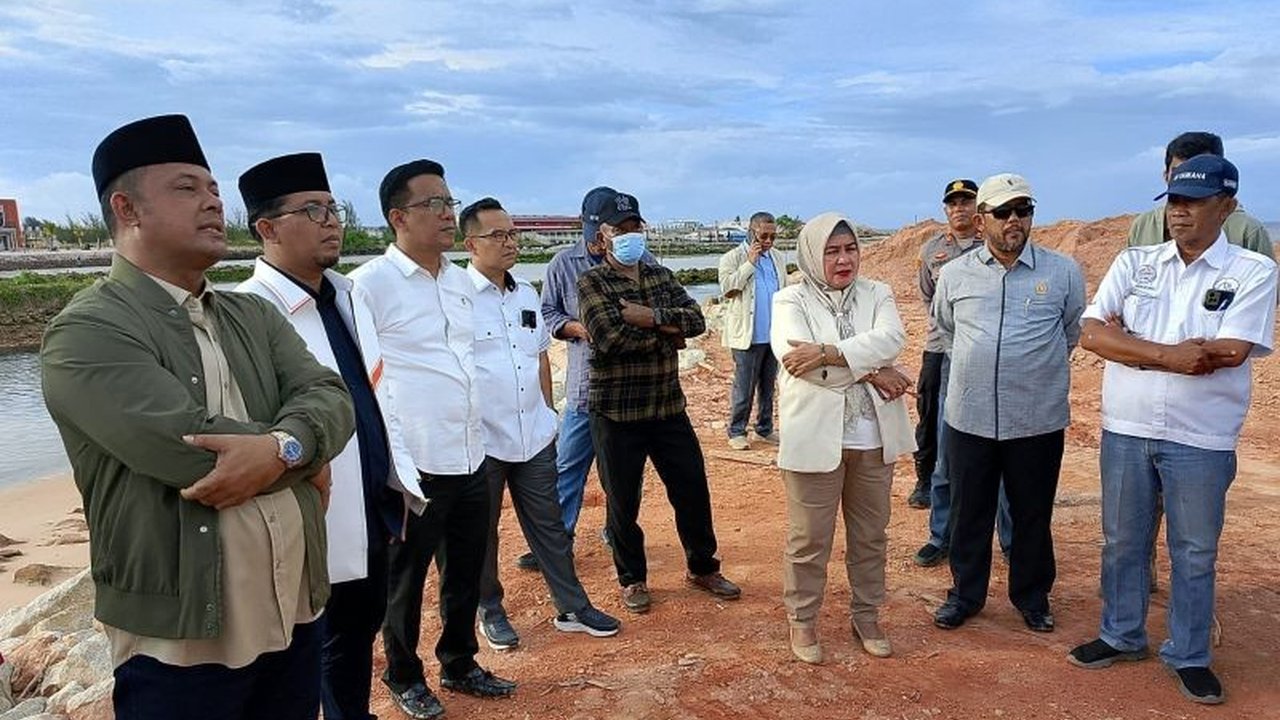 Anggota DPRD Kepri melakukan sidak proyek reklamasi Bengkong Batam, menanggapi keluhan masyarakat nelayan terkait penyempitan alur sungai yang mengganggu aktivitas dan ekosistem laut.