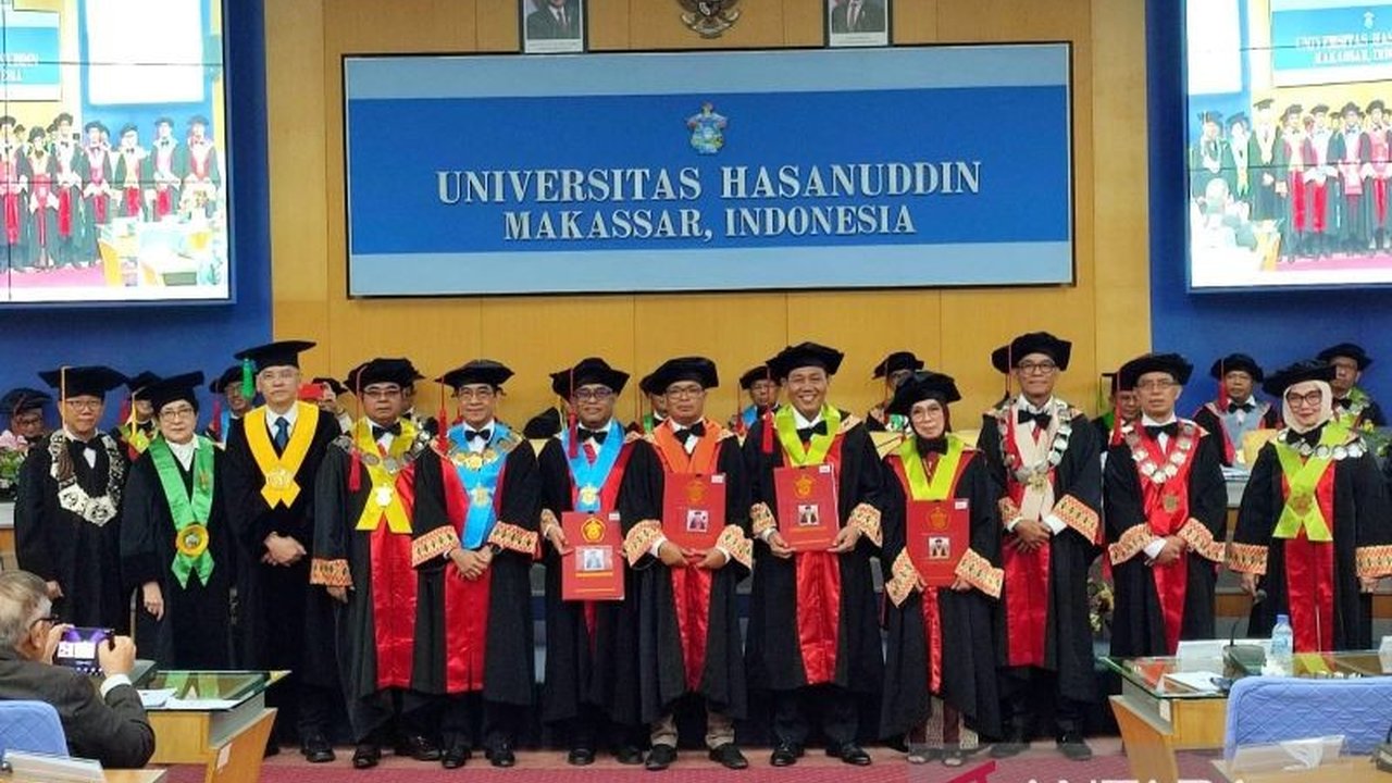 Universitas Hasanuddin (Unhas) baru saja mengukuhkan 16 guru besar baru dari berbagai bidang keilmuan, diharapkan dapat mendorong inovasi, riset, dan daya saing global Unhas.