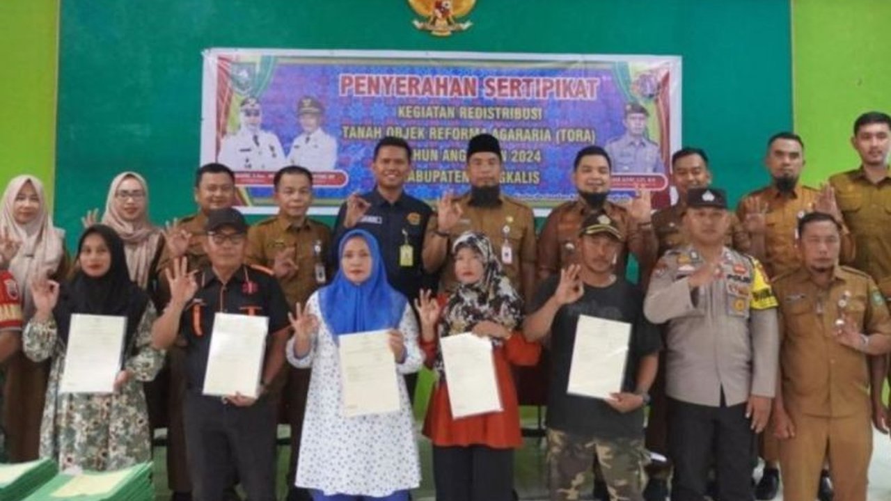 Pemerintah Kabupaten Bengkalis menyerahkan 400 sertifikat tanah program TORA kepada warga Desa Boncah Mahang, Riau, guna memberikan kepastian hukum kepemilikan tanah dan meningkatkan kesejahteraan masyarakat.