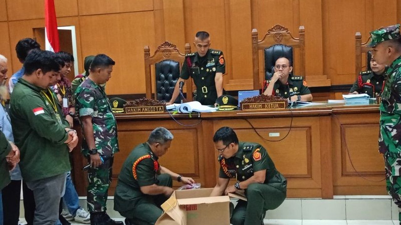 Pengadilan Militer II-08 Jakarta memeriksa berbagai barang bukti, termasuk senjata api dan mobil, dalam persidangan kasus penembakan bos rental mobil di Tol Tangerang-Merak pada 2 Januari 2025.