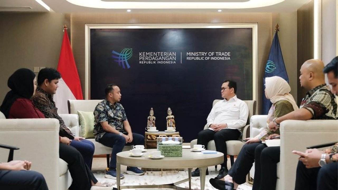 Menteri Perdagangan Budi Santoso berencana menjalin kerja sama dengan Perhimpunan Pelajar Indonesia (PPI) Dunia untuk meningkatkan ekspor Indonesia dengan memanfaatkan jaringan pelajar Indonesia di berbagai negara sebagai agen intelijen pasar.