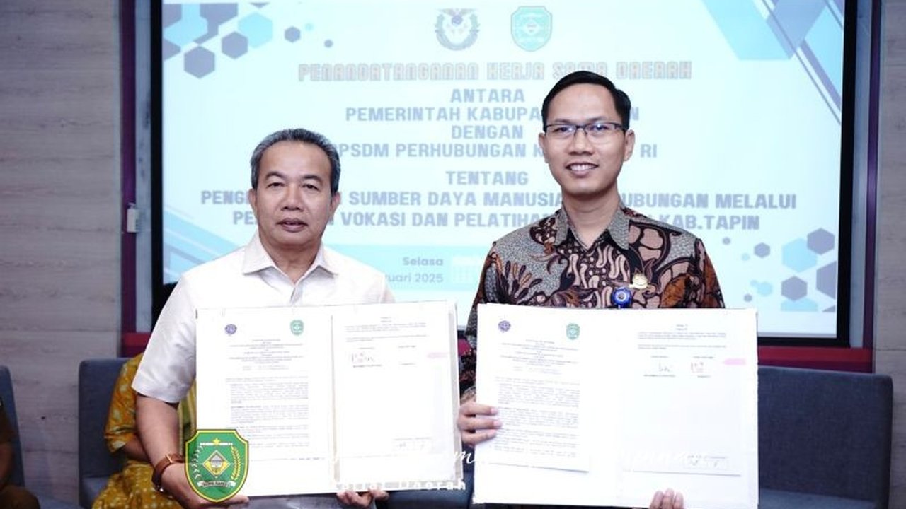 Penjabat Bupati Tapin, Muhammad Syarifuddin, menandatangani empat kerja sama strategis di Jakarta untuk pengembangan SDM di sektor transportasi dan keuangan, guna meningkatkan kualitas SDM daerah dan mendukung pembangunan berkelanjutan.