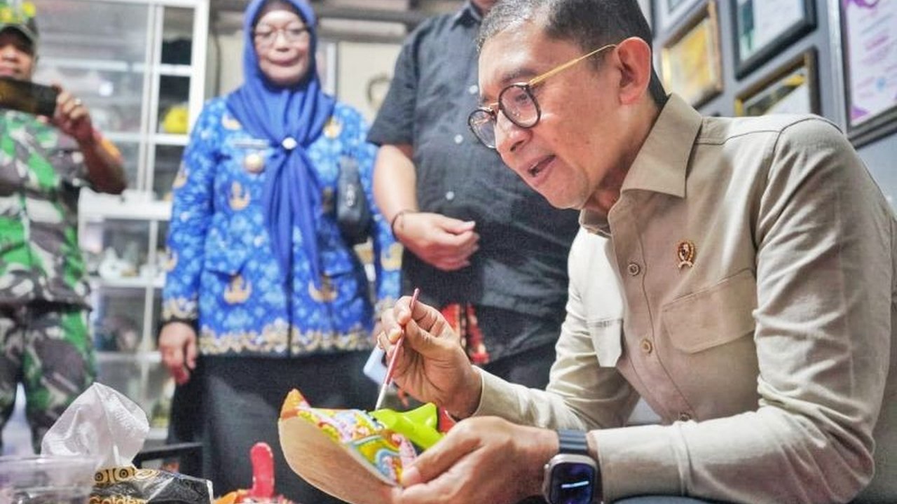 Menteri Kebudayaan, Fadli Zon, menekankan pentingnya diplomasi, promosi, dan kerja sama internasional untuk memajukan dan memperkenalkan budaya Indonesia ke dunia, termasuk kolaborasi dengan universitas dan pelestarian warisan budaya.