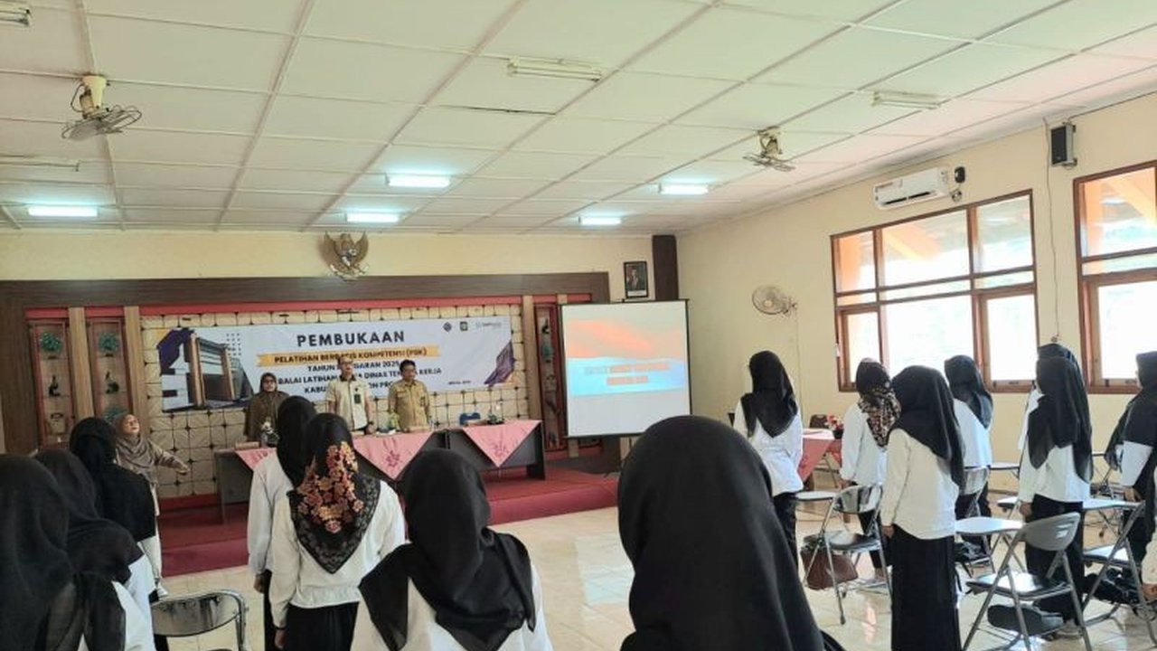 Dinas Tenaga Kerja dan Transmigrasi Kulon Progo menggelar pelatihan pembuatan kue dan tata rias untuk meningkatkan kompetensi tenaga kerja serta mengurangi angka pengangguran dan kemiskinan di daerah tersebut.