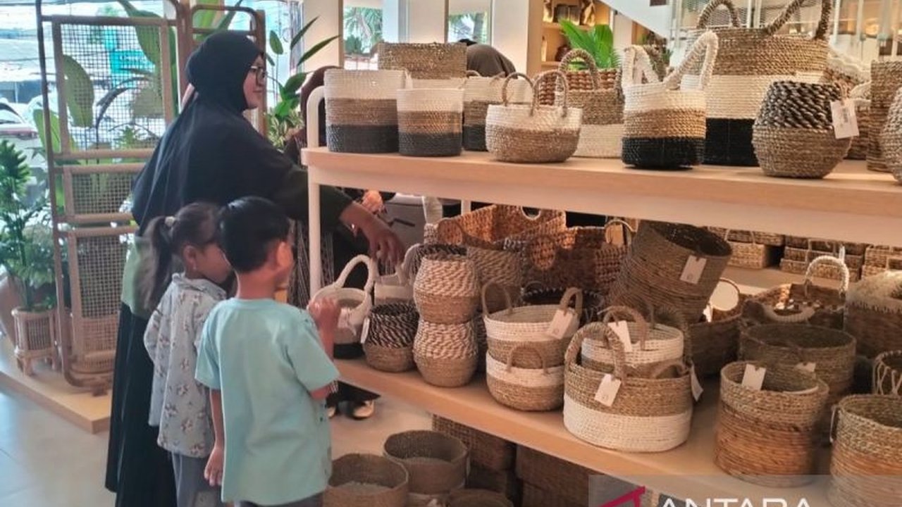 Ritel modern di Jakarta, KJ Perabot, sukses jadikan produk UMKM sebagai andalan, ciptakan lapangan kerja, dan raih penjualan tinggi lewat online dan offline.