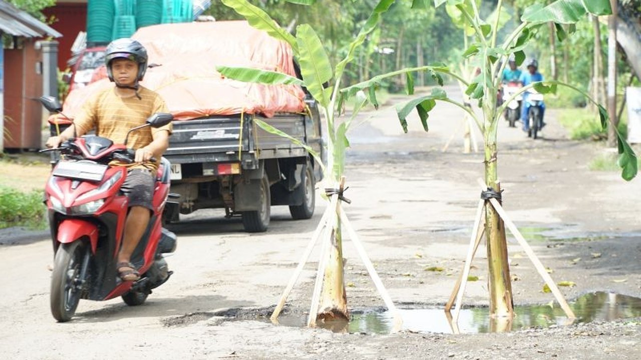 Pemerintah Kabupaten Trenggalek memastikan perbaikan jalan rusak di jalur Ngetal-Munjungan sebelum Lebaran 2025, menanggapi aksi protes warga yang menanam pisang di jalan tersebut.