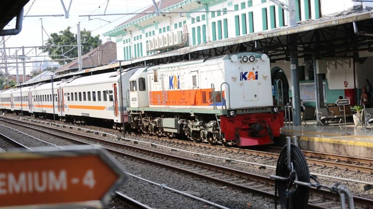 PT KAI Daop 1 Jakarta mengumumkan bahwa 320.000 tiket kereta api jarak jauh untuk Lebaran 2025 (21 Maret-4 April) sudah dipesan, dengan tanggal 29 Maret sebagai puncak pemesanan.