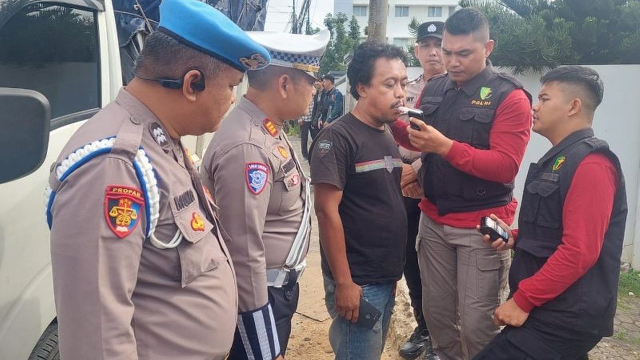 Polda Lampung melakukan pemeriksaan kesehatan dan tes alkohol terhadap sopir bus dan travel serta pengguna jalan lainnya di Bandarlampung sebagai bagian dari Operasi Keselamatan Krakatau 2025 untuk mencegah kecelakaan lalu lintas.