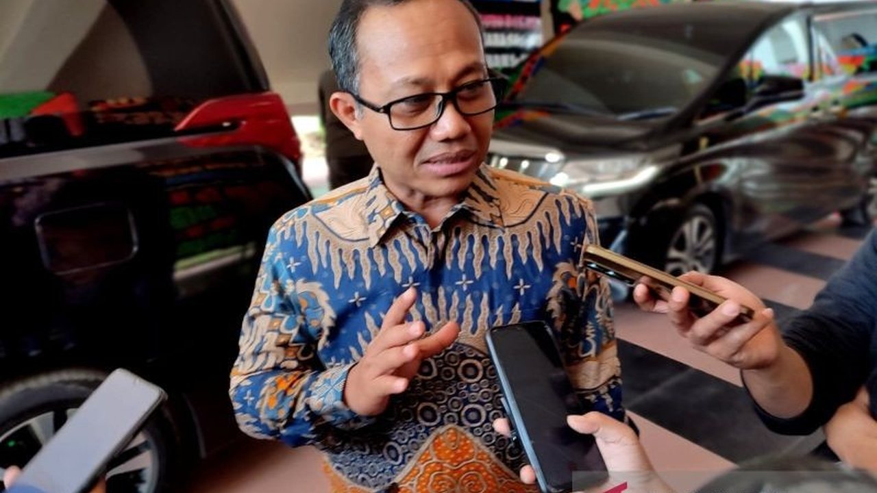 Universitas Hasanuddin (Unhas) memastikan tidak akan menaikkan Uang Kuliah Tunggal (UKT) meskipun ada kebijakan efisiensi anggaran di Perguruan Tinggi Negeri (PTN), dan lebih fokus pada pencarian beasiswa bagi mahasiswa.