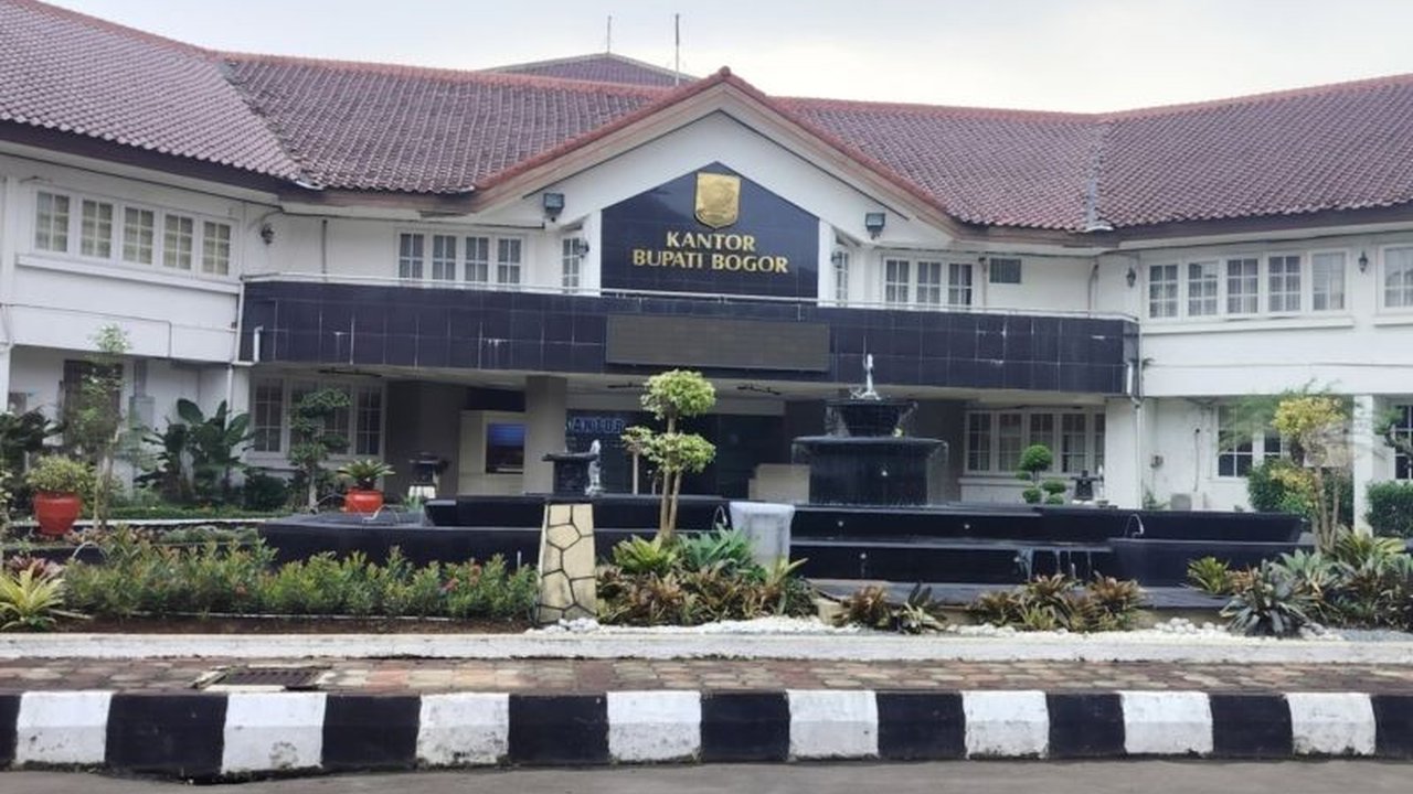 Pemerintah Kabupaten Bogor memangkas anggaran perjalanan dinas hingga 50 persen sebagai bentuk efisiensi belanja daerah sesuai Inpres Nomor 1 Tahun 2025, dengan harapan peningkatan efektivitas dan kualitas pelayanan masyarakat.