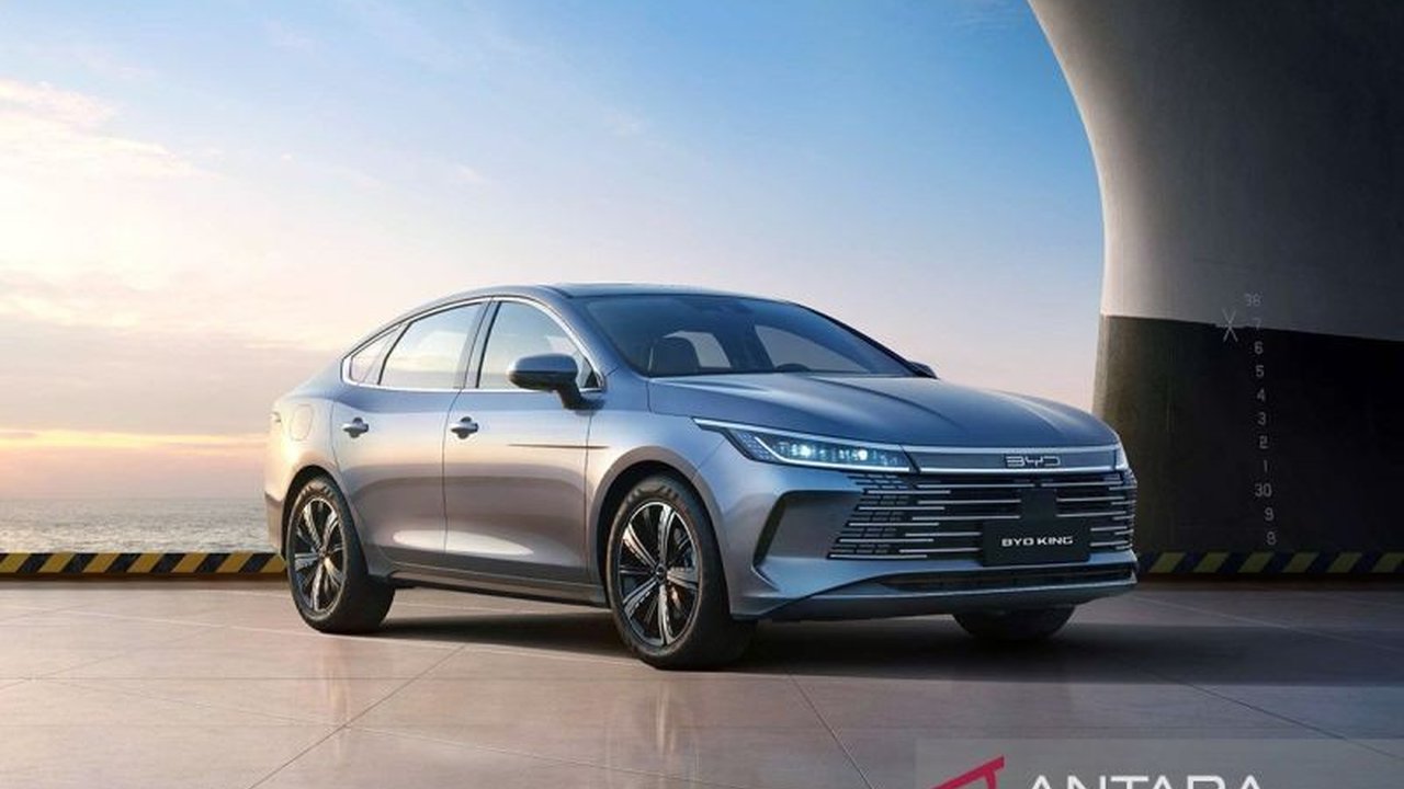 BYD, produsen mobil ramah lingkungan asal China, mempertimbangkan untuk meluncurkan mobil hybrid di Indonesia selain mobil listrik murni, didorong oleh insentif pemerintah dan kondisi infrastruktur di Indonesia.
