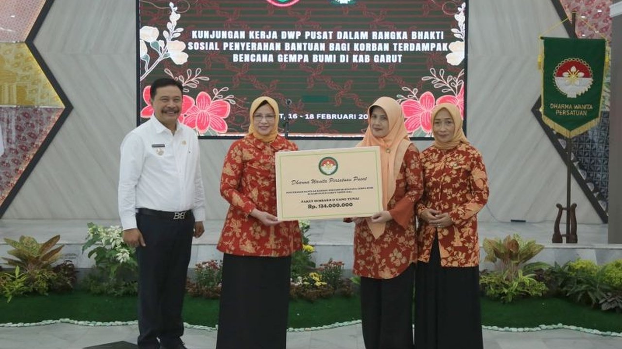 Dharma Wanita Persatuan (DWP) menyalurkan bantuan senilai Rp134 juta, termasuk sembako dan uang tunai, kepada 134 korban gempa bumi di Garut, Jawa Barat, yang tersebar di beberapa kecamatan.