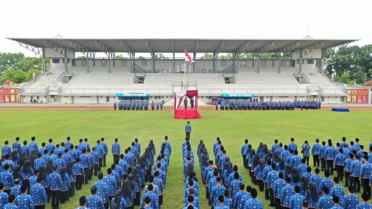 Dinas Pendidikan Lumajang berupaya mencari solusi terbaik bagi 212 guru honorer yang terdampak UU ASN 2023, memastikan kesejahteraan mereka tetap terjaga melalui optimalisasi dana BOSP dan kolaborasi dengan berbagai pihak.