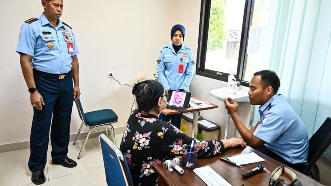 Lanud RSA Natuna menggelar bakti sosial pengobatan gratis bagi 50 warga Natuna pada Selasa (18/2) sebagai rangkaian HUT ke-79 TNI AU, memberikan layanan pengobatan dalam dan THT serta edukasi kesehatan.