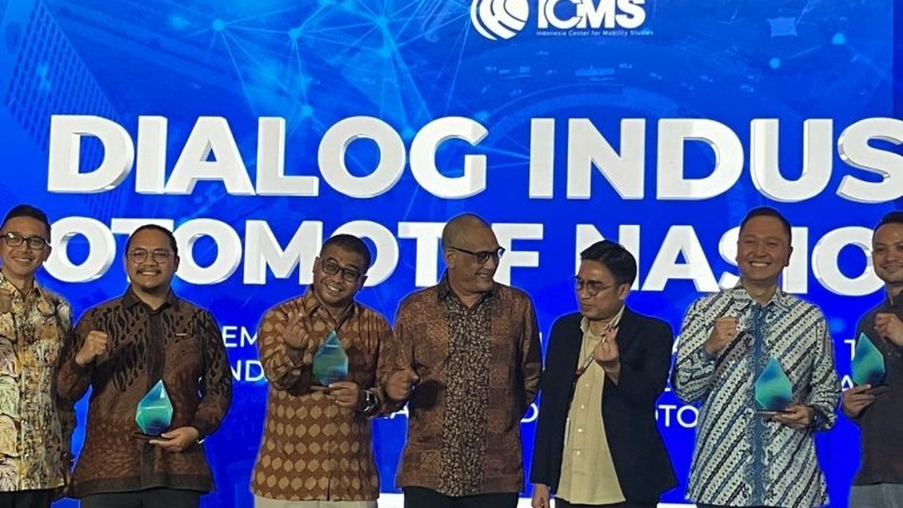 Ekonom Josua Pardede mengungkapkan beberapa faktor ekonomi, seperti ketakutan akan PHK dan suku bunga tinggi, yang menyebabkan penurunan penjualan otomotif di Indonesia pada tahun 2024, meskipun pendapatan masyarakat meningkat.