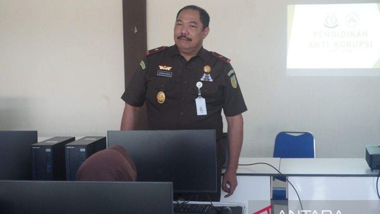 Wakil Kepala Kejaksaan Tinggi Sumbar, Sugeng Hariadi, memberikan kuliah anti-korupsi kepada siswa SMKN 5 Padang melalui program Jaksa Mengajar, menekankan pentingnya kejujuran dan pencegahan korupsi.