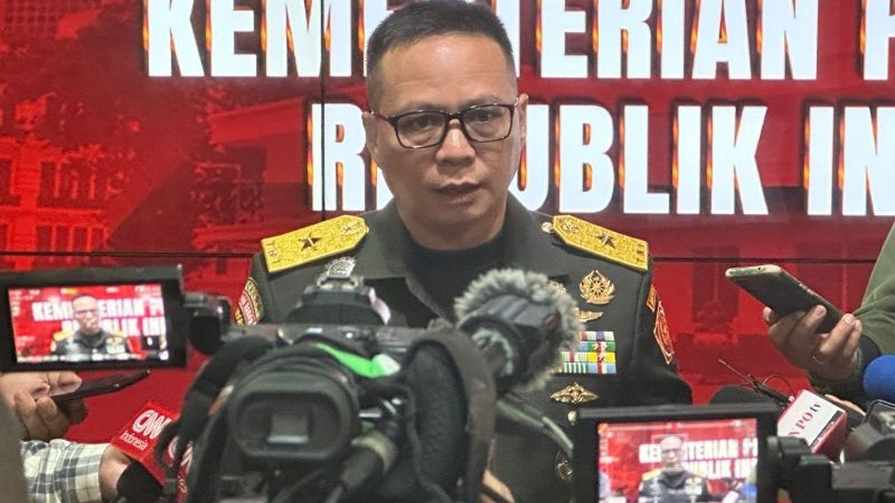 Pameran Indo Defence Expo & Forum 2024 diundur ke Juni 2024 karena pemilu, menawarkan peluang promosi industri pertahanan dan diplomasi pertahanan Indonesia, serta potensi ekonomi bagi negara.