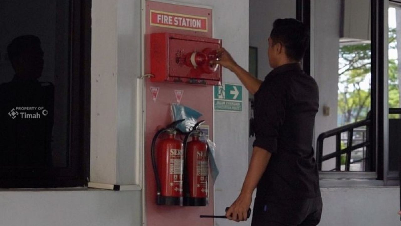 PT Timah meningkatkan pemasangan rambu keselamatan di area operasional untuk mencegah kecelakaan kerja dan memastikan kepatuhan terhadap prosedur keselamatan, sesuai dengan peraturan perundang-undangan yang berlaku.