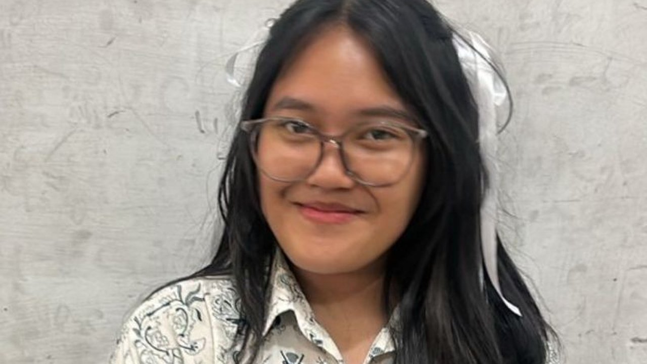 Anastasia Cagiva Wijaya, siswi SMAN 13 Jakarta Utara, melukis sketsa Prabowo sebagai ungkapan syukur atas program Makan Bergizi Gratis dan kekagumannya pada Presiden.