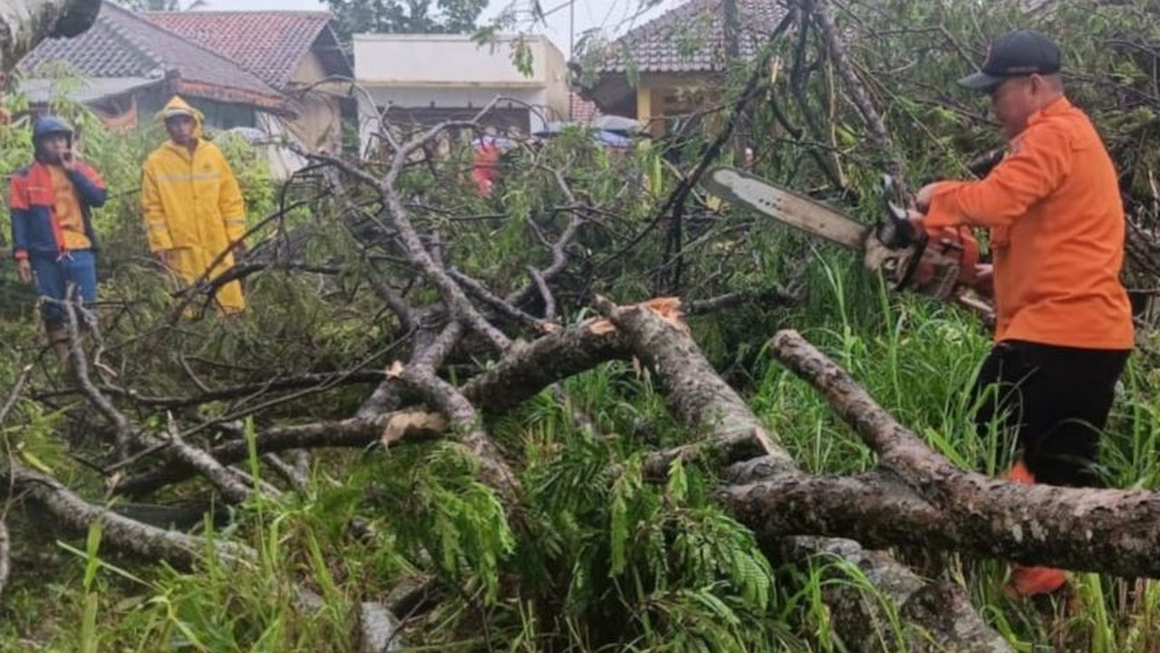 Angin kencang di Garut mengakibatkan kerusakan 34 rumah di Kecamatan Selaawi dan satu rumah di Kecamatan Sukawening, namun tidak ada korban jiwa; Pemkab Garut telah turun tangan memberikan bantuan.