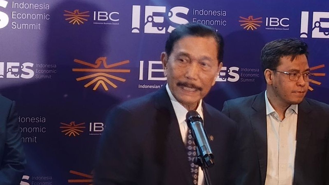 Ketua Dewan Ekonomi Nasional (DEN), Luhut Binsar Pandjaitan, mengumumkan pengembangan layanan kecerdasan buatan (AI) nasional oleh talenta muda Indonesia, yang akan dipresentasikan kepada Presiden dalam waktu dekat dan diharapkan berkontribusi pada digita