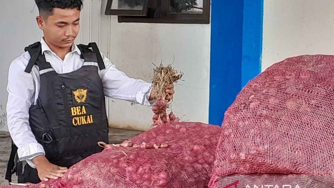 Bea Cukai Aceh menetapkan enam ABK sebagai tersangka penyelundupan 45 ton bawang merah dan pakaian bekas ilegal dari Thailand yang akan dipasarkan di Aceh, melanggar UU Kepabeanan.