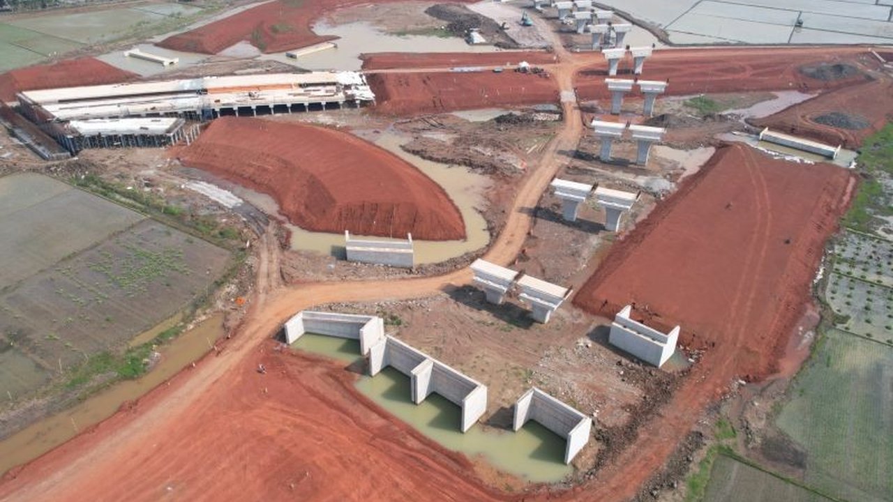 PT Wijaya Karya Tbk (WIKA) menyatakan patuh pada suspensi sahamnya di BEI dan tengah berupaya restrukturisasi untuk memenuhi kewajiban keuangan serta melanjutkan bisnisnya.