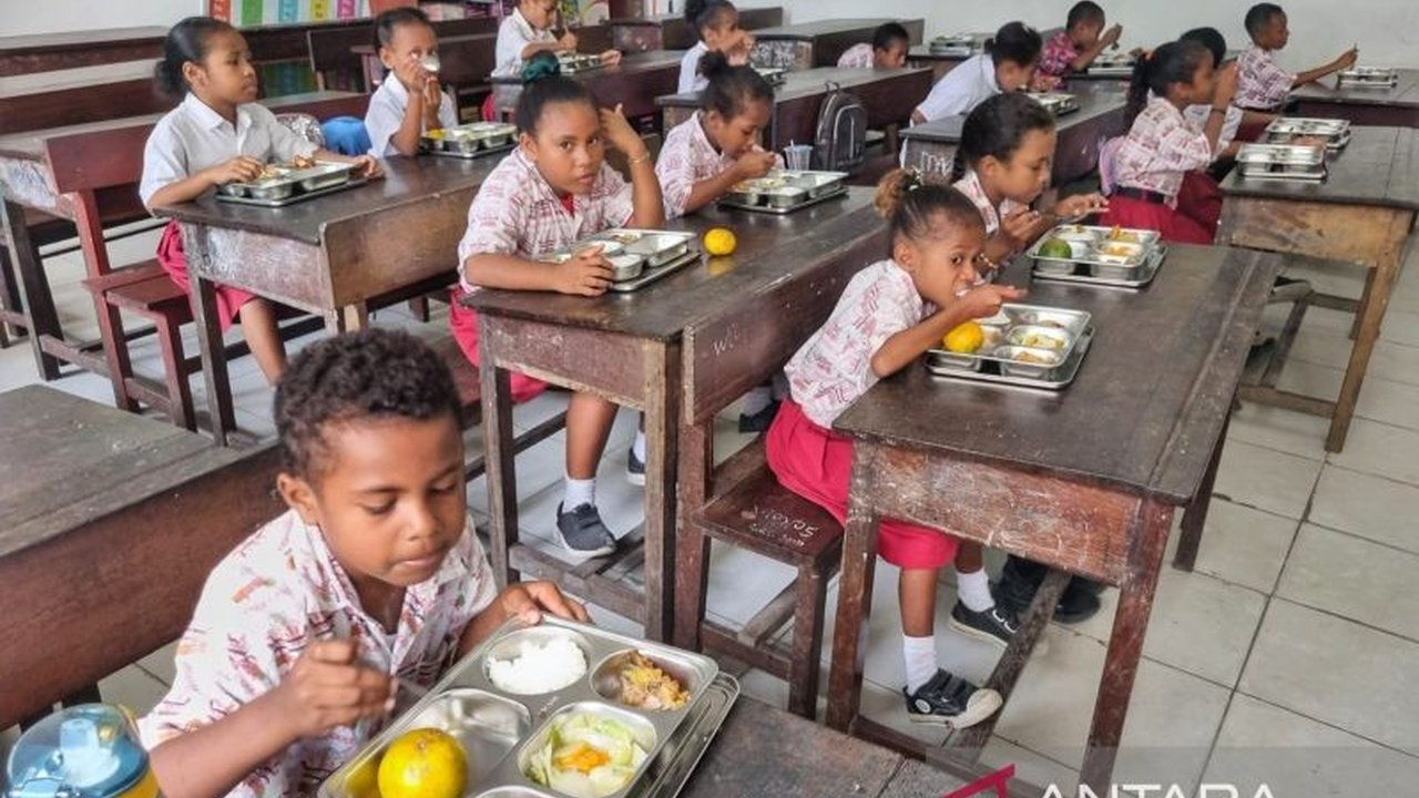 Program Makanan Bergizi Gratis (MBG) di Manokwari memberikan dampak positif pada pelajar asli Papua (OAP), meningkatkan semangat belajar dan mengatasi masalah kurang gizi.
