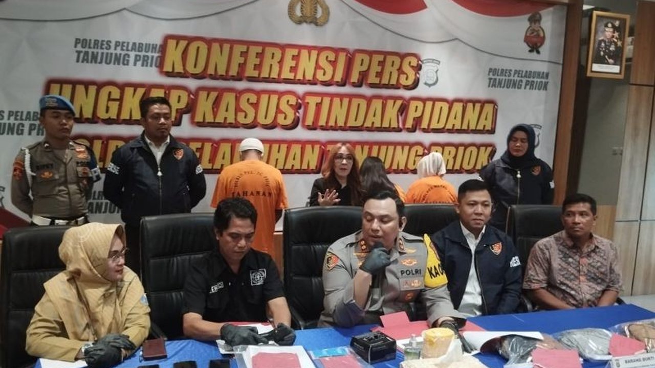 Polres Pelabuhan Tanjung Priok menangkap dua wanita yang menjalankan bisnis perdagangan orang di Jakarta Utara, meraup keuntungan hingga Rp1 miliar dalam enam bulan terakhir, dengan 30 korban yang dijanjikan pekerjaan namun dipaksa menjadi pekerja seks.