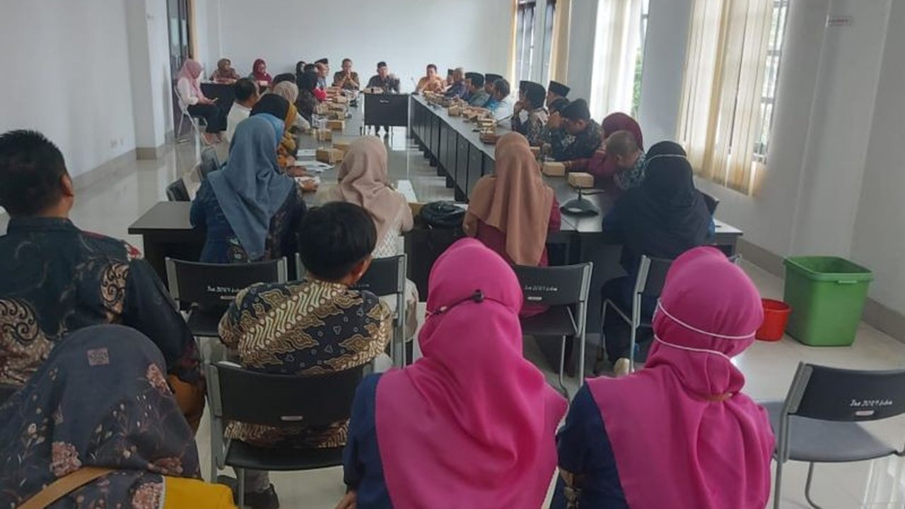 Pembayaran gaji tenaga honorer di Lombok Timur tertunda selama dua bulan karena menunggu regulasi dari pemerintah pusat terkait pembayaran gaji non-ASN.