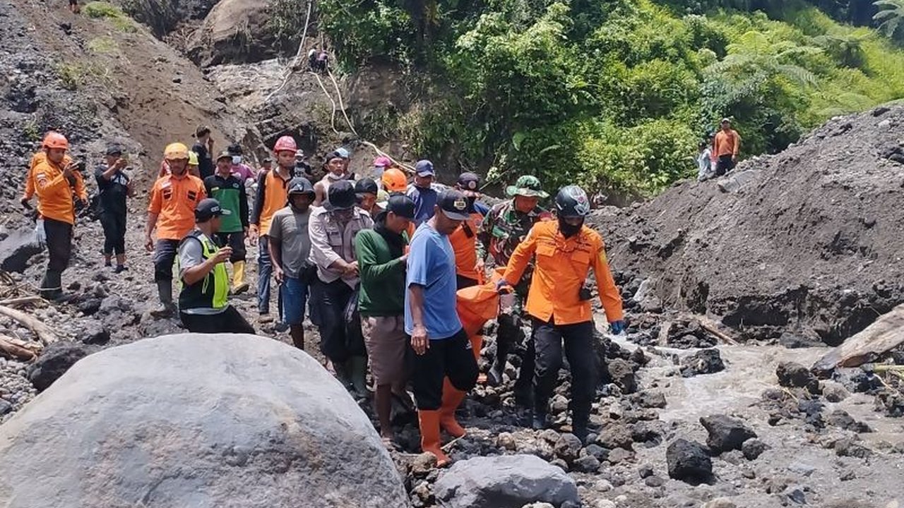 Dua penambang pasir di Blitar tewas tertimbun longsor tebing setinggi 50 meter di Sungai Kaliputih, Desa Karangrejo, Kecamatan Garum, setelah berupaya membuat lubang untuk menambang pasir.