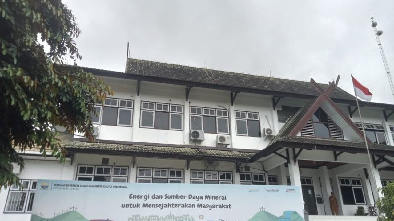 Dinas ESDM Provinsi Jambi telah menerbitkan 230 rekomendasi izin tambang untuk UKM, mayoritas di Muaro Jambi,  dengan proses perizinan yang kini terpusat dan berbasis aplikasi OSS RBA.