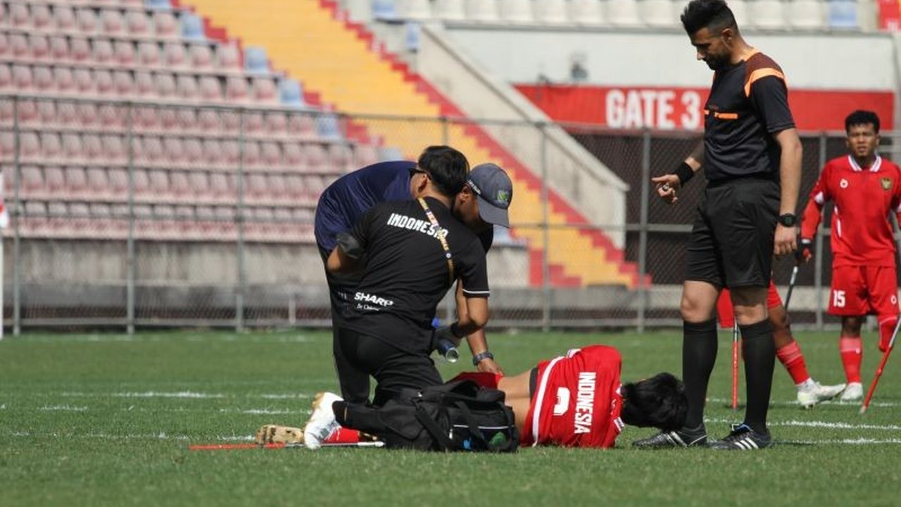 Peran vital fisioterapi dalam menjaga performa, mencegah cedera, dan memulihkan cedera atlet Timnas Sepak Bola Amputasi Indonesia telah membawa mereka hingga ke final AAFC 2025 di Bangladesh.