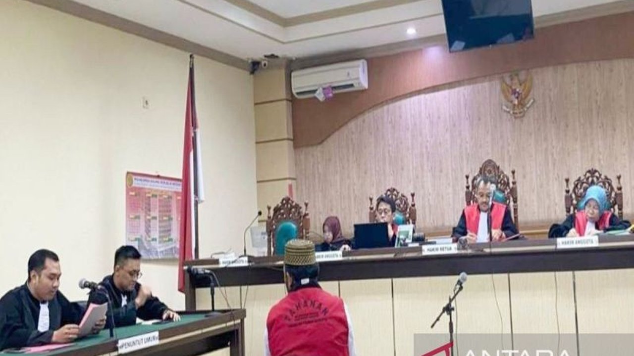 Pengadilan Negeri Tipikor Banjarmasin menggelar sidang perdana kasus pungutan liar senilai Rp709 juta yang dilakukan oleh oknum Kepala Desa Sungai Alat, Puaidi, yang melibatkan pungli gaji perangkat desa, BLT, dan BBM.